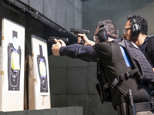 Instrutor de armamento e tiro orientando alunos em estande – Curso de Formação de Instrutor de Armamento e Tiro (IAT) no Pilar Clube de Tiro e Caça em Pilar do Sul SP